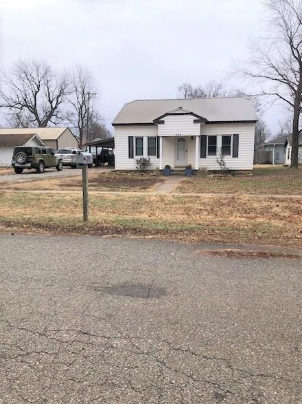215 W 4th St, Moline, KS 67353