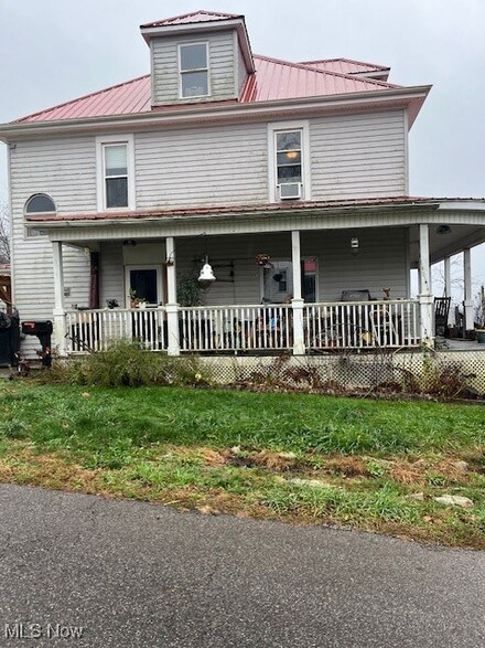 128 1st St, Crooksville, OH 43731