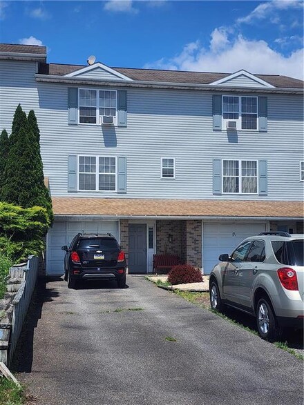 175 Victoria Arms Cir, Kunkletown, PA 18058