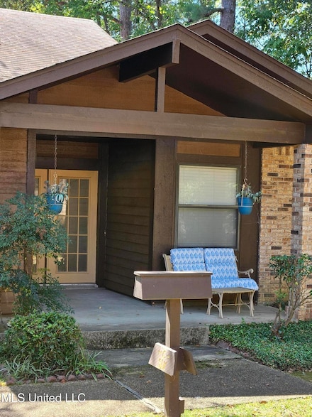 6 Shore Dr, Clinton, MS 39056