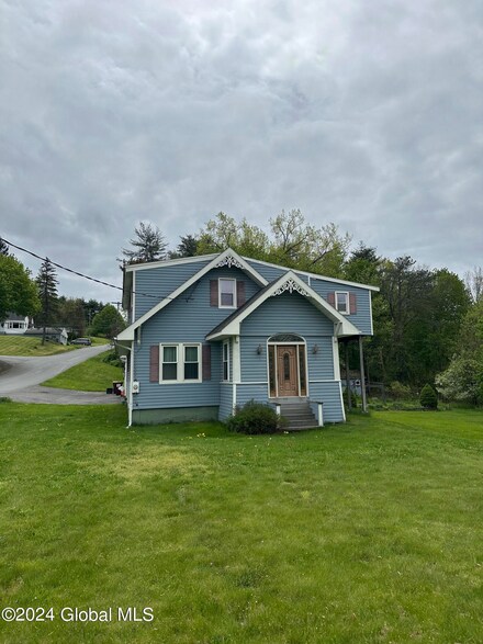 882 Hoosick Rd, Troy, NY 12180