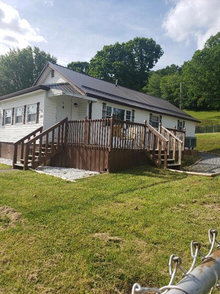 244 Presbyterian Ave, Lashmeet, WV 24733