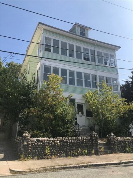 47 Salisbury St, Woonsocket, RI 02895
