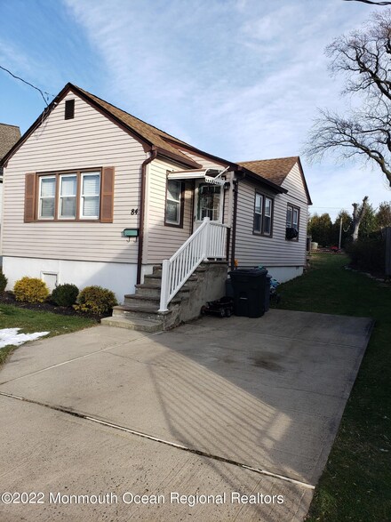 84 Seawood Dr, Keyport, NJ 07735