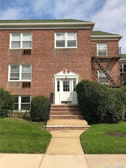 45 Grand Ave Unit B5, Rockville Centre, NY 11570