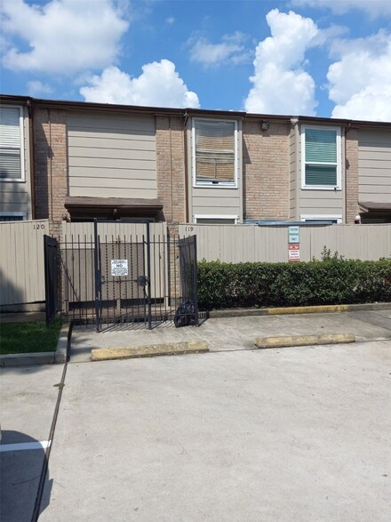 2100 Wilcrest Dr Unit 119, Houston, TX 77042