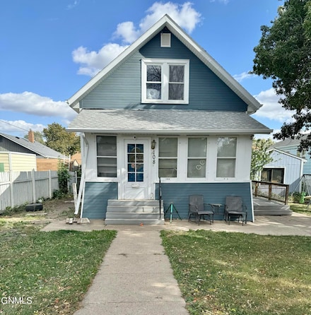 108 11th Ave NW, Mandan, ND 58554