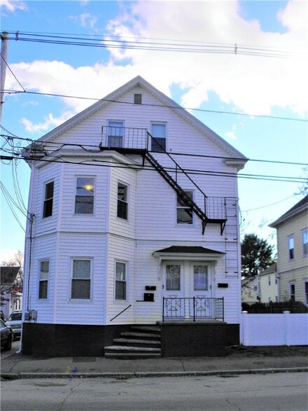 81 Market St, Warren, RI 02885
