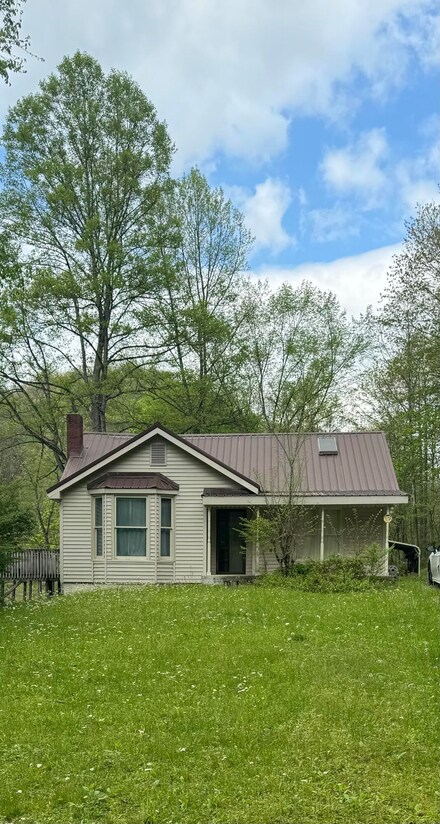 82 Millstone Dr, Millstone, KY 41838