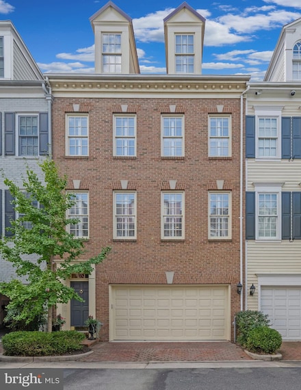 30 Alexander St, Alexandria, VA 22314