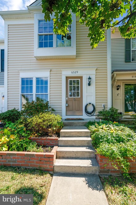 6529 Old Carriage Ln, Alexandria, VA 22315