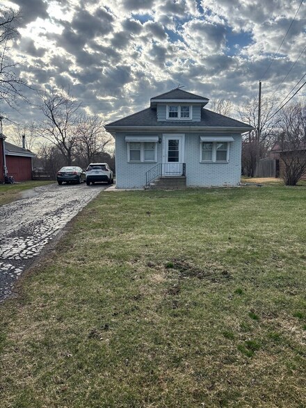5600 Katrine Ave, Downers Grove, IL 60516