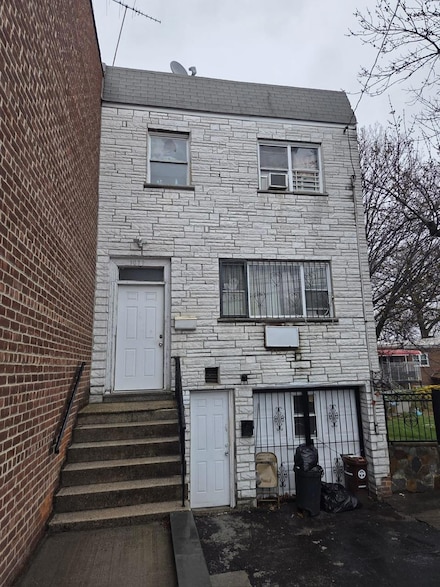 1073 E 233rd St, Bronx, NY 10466