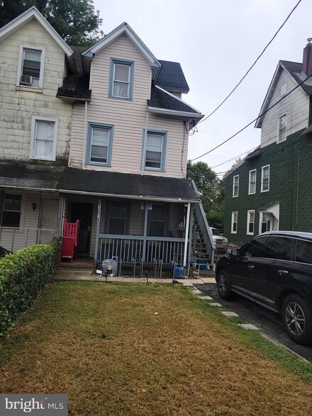 1016 Pine St, Darby, PA 19023