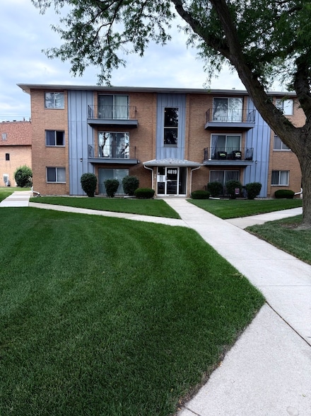 4819 W 109th St Unit 204, Oak Lawn, IL 60453