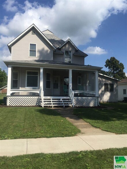 212 S Main St, Holstein, IA 51025