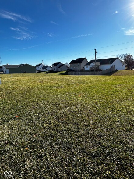 404 College St, Bainbridge, IN 46105