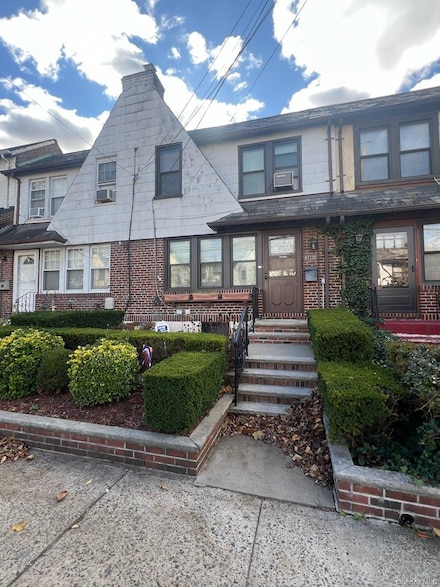 67118 Dartmouth St, Forest Hills, NY 11375