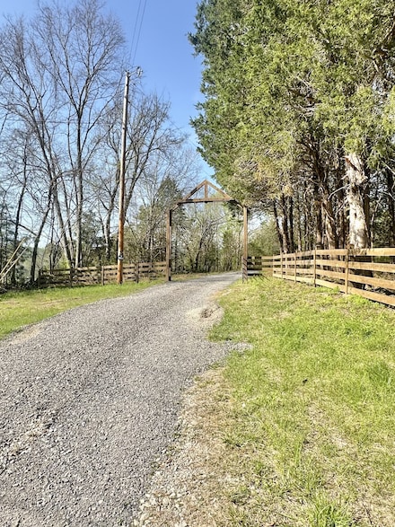 2485 Hickman Rd, Hickman, TN 38567