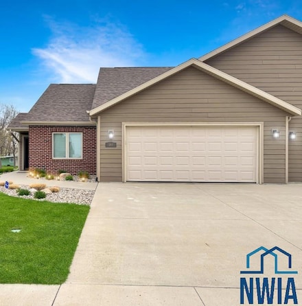 306 Prairie Bluff Dr, Sergeant Bluff, IA 51054