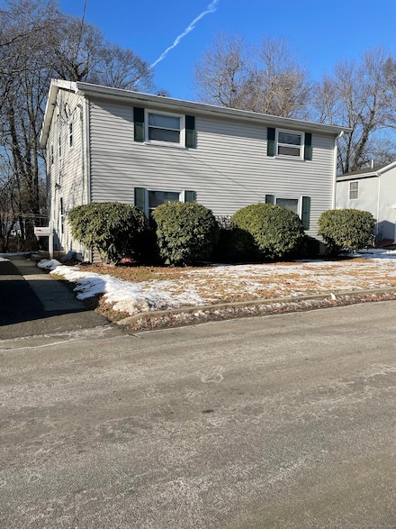 19 Bloomfield Dr, Fairfield, CT 06825