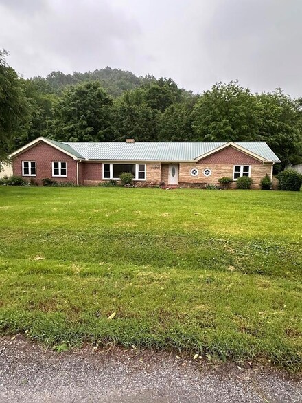 612 Hospital Dr, Gainesboro, TN 38562