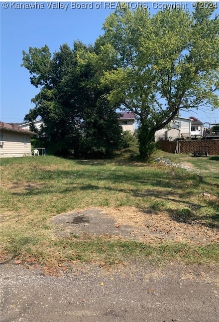 2708 Monroe Ave, Saint Albans, WV 25177