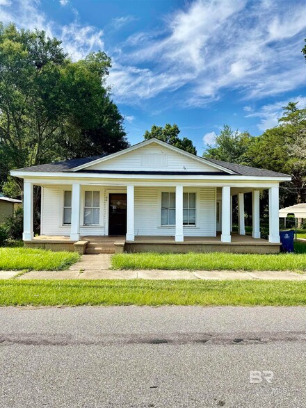 46 School St, Frisco City, AL 36445