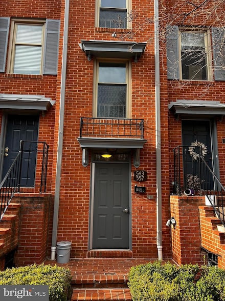 549 Colecroft Ct, Alexandria, VA 22314