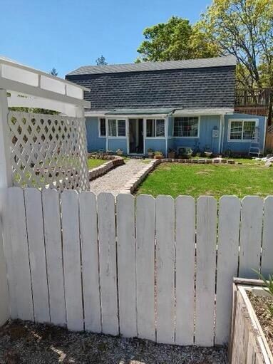 920 Azalea Dr, Grants Pass, OR 97526