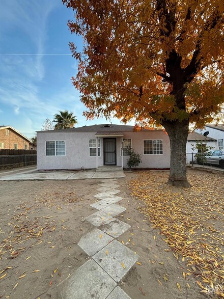2115 Monterey St, Bakersfield, CA 93305