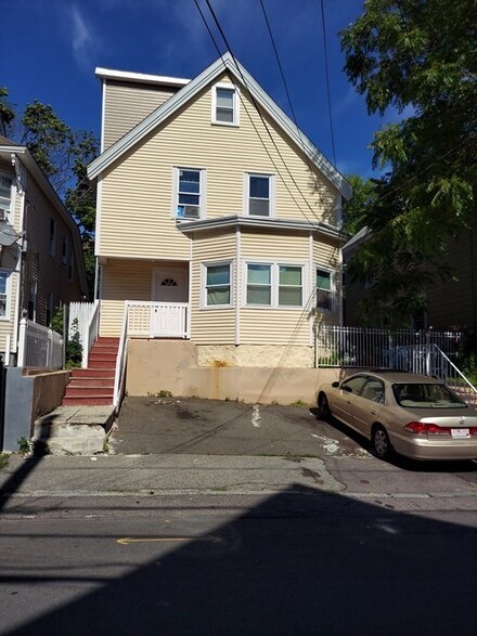 115-117 Saratoga St, Lawrence, MA 01841