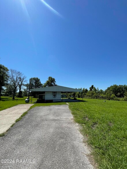 1915 Genest Rd, Jeanerette, LA 70544