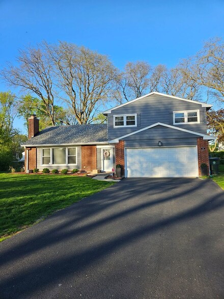8 W Emerson St, Arlington Heights, IL 60005