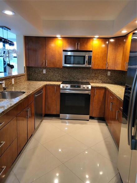 800 Parkview Dr Unit 307, Hallandale Beach, FL 33009