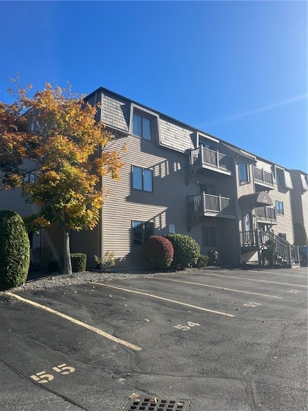 36 Village Ct, West Warwick, RI 02893