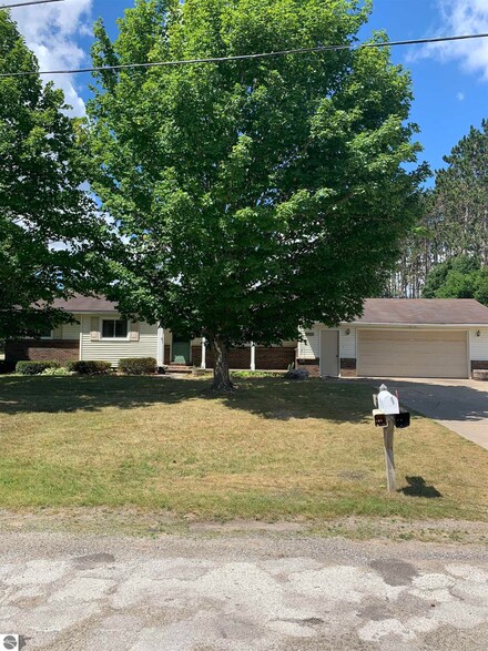 901 Strawberry Ln, Gaylord, MI 49735