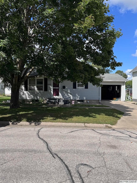 507 3rd Ave, Ackley, IA 50601