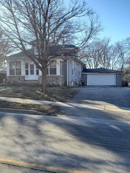 716 S State St, Marengo, IL 60152