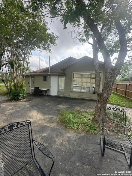 619 Pecan St, Sabinal, TX 78881