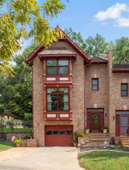 243 Glenridge Cir, Council Bluffs, IA 51503