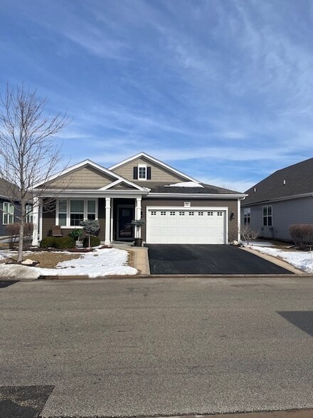 920 Americana Ave, Pingree Grove, IL 60140