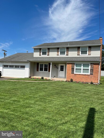 4 Concord Ct, Blackwood, NJ 08012