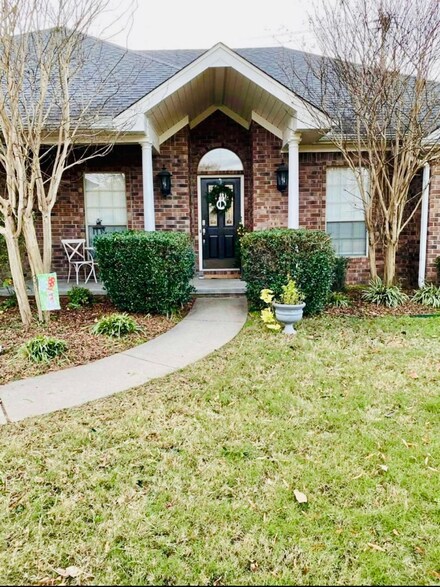 2015 Benton Cove, Conway, AR 72034