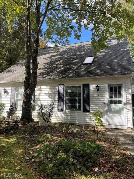 137 Burlington Oval Dr, Chardon, OH 44024