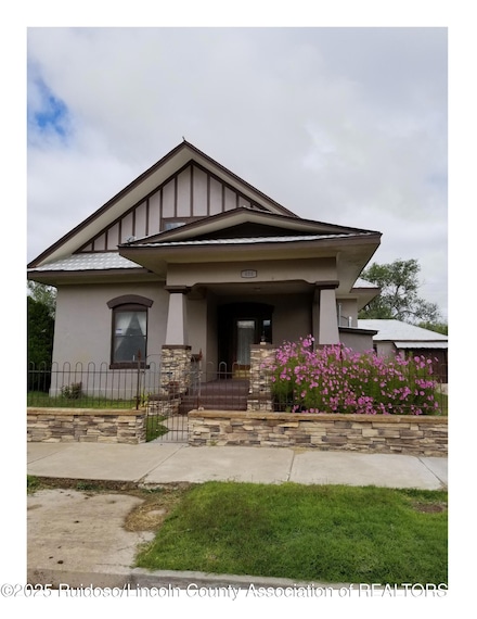 406 11th St, Carrizozo, NM 88301