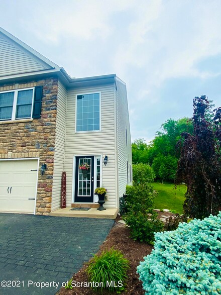 224 Twins Ln, Mountain Top, PA 18707