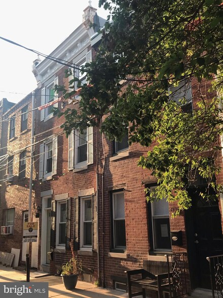 927 League St, Philadelphia, PA 19147