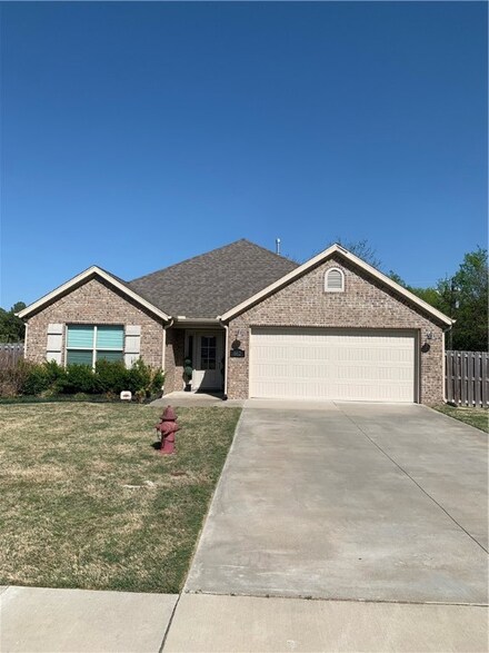 662 Bison Run St, Farmington, AR 72730