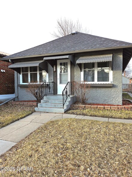 928 N 4th St, Grand Forks, ND 58203